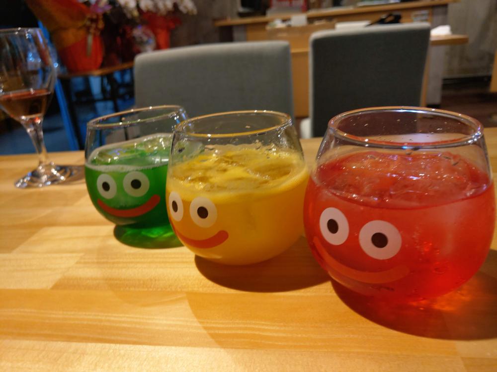 フード・ドリンクも充実。スライムのグラスが可愛い♡