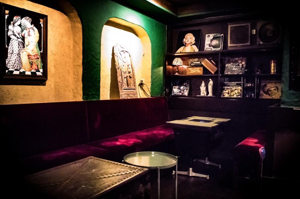 お洒落な喫茶店のような雰囲気。フリーWi-Fi、電源完備!