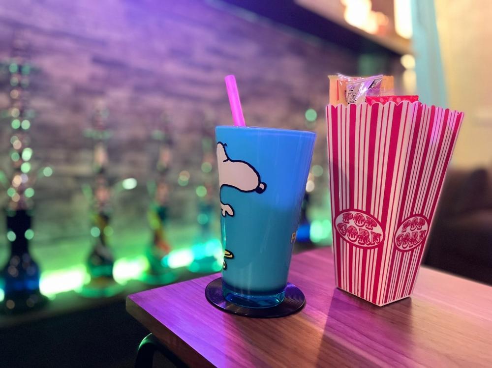 お菓子食べ放題、ポイントカードあります。