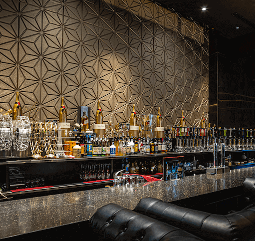 一人で楽しめるバーカウンターも。お酒の種類も豊富