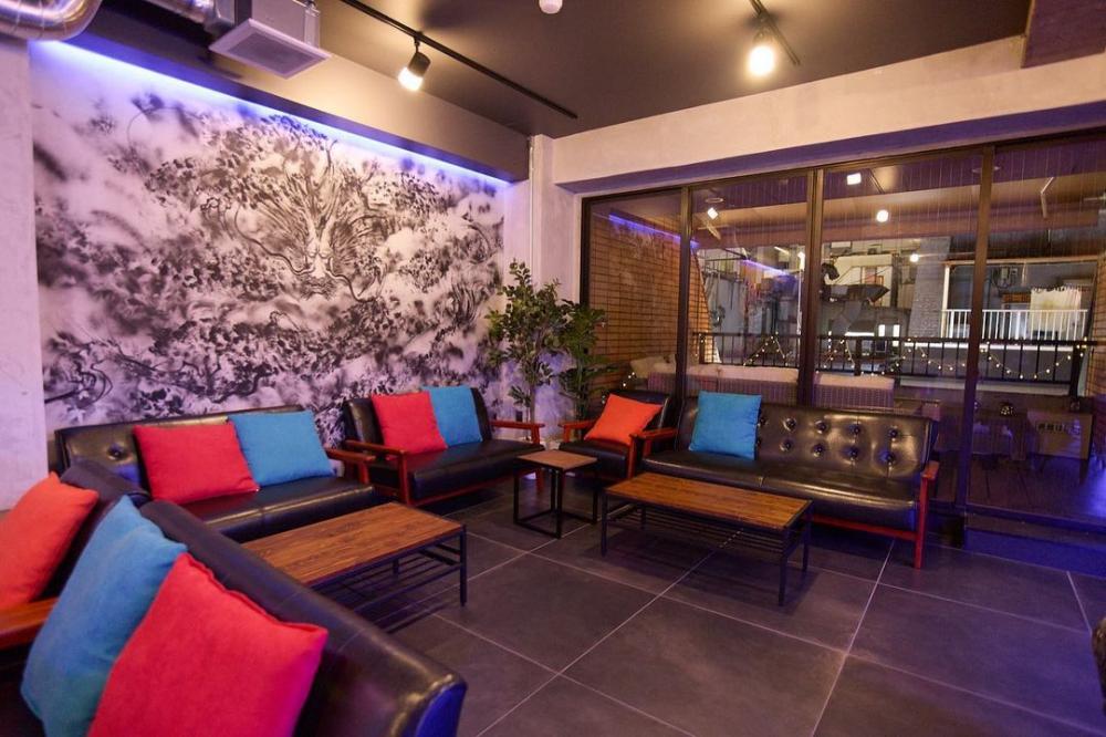 お洒落なアートをバックにゆったりと寛げるソファー席