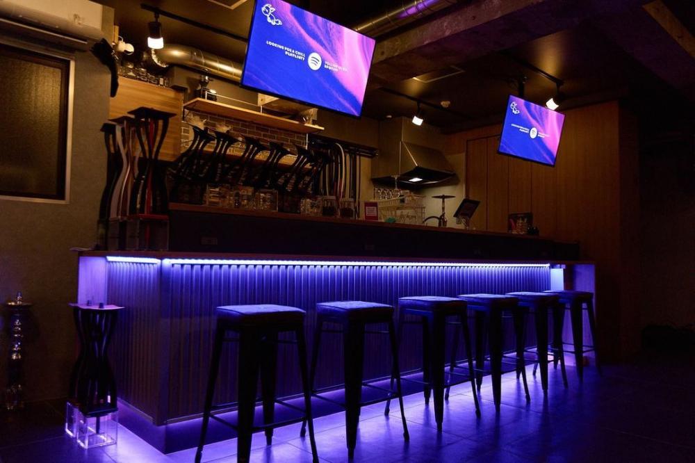 店内にはテレビ台が2台設置!無料Wi-Fiあり◎